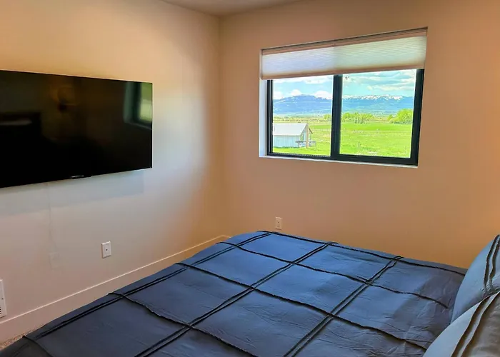 Alpine Escape Luxury Retreat, Hot Tub, Walkable, Mountain Views, 3 King Beds