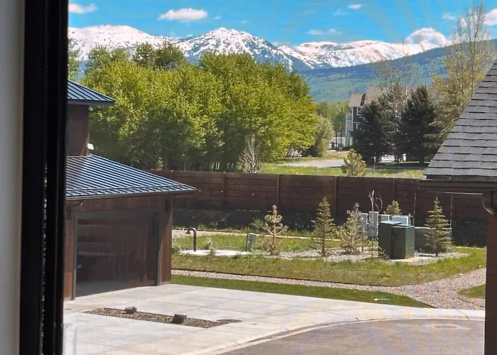 Alpine Escape Luxury Retreat, Hot Tub, Walkable, Mountain Views, 3 King Beds