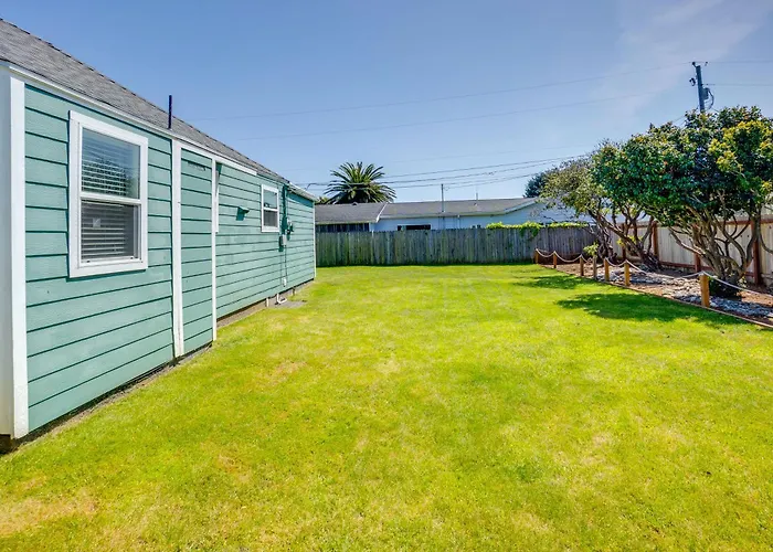 Walk To Gold Beach: Charming Cottage W/ Yard!