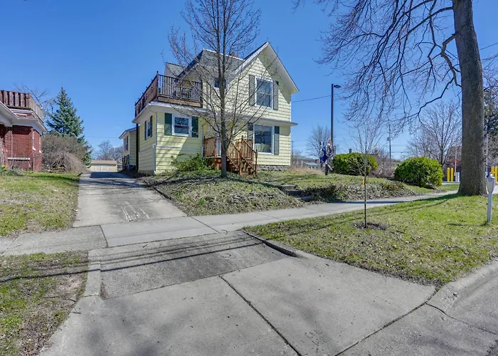 < 1 Mi To Old Town Lansing: Home W/ Furnished Deck
