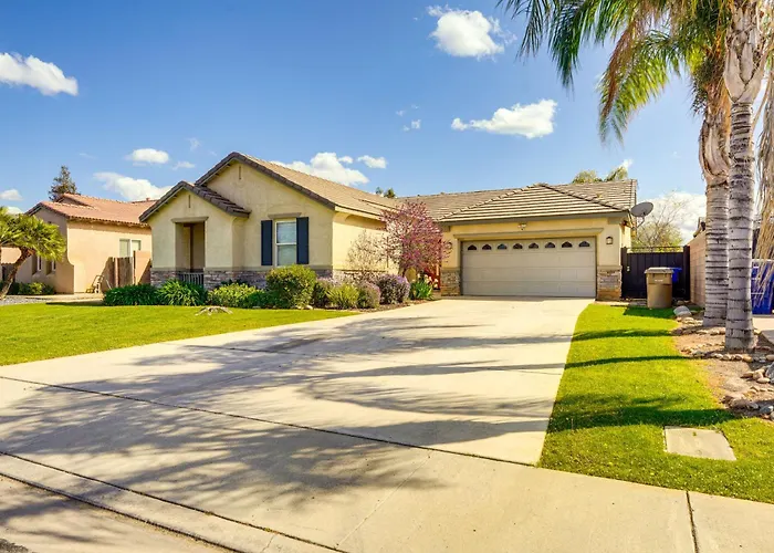 8 Mi To Beach Park: Bakersfield Gem W/ Yard!