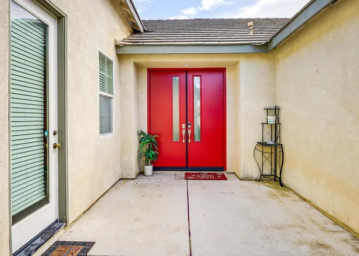 8 Mi To Beach Park: Bakersfield Gem W/ Yard!