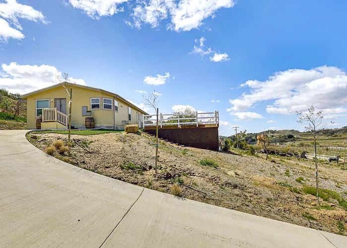 Near Ramona Wineries: Mtn-View Haven W/ Large Yard