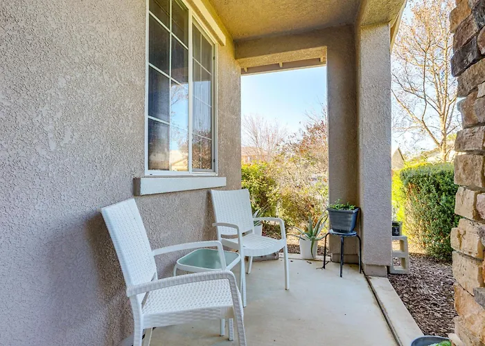 7 Mi To Dtwn: Home W/ Fenced Yard In Roseville!