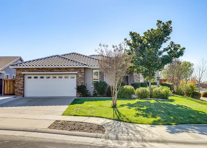 7 Mi To Dtwn: Home W/ Fenced Yard In Roseville!