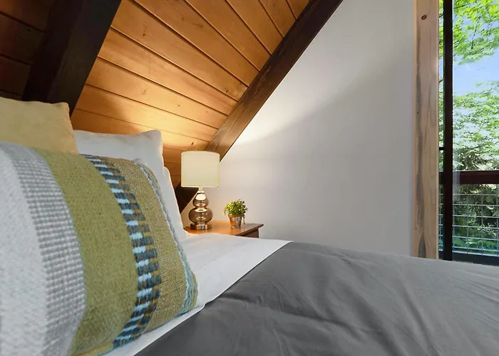 Bellingham A-Frame - Hot Tub - Fireplace - Firepit