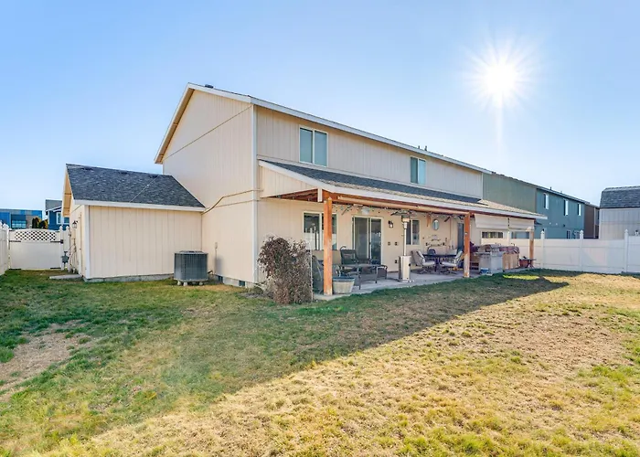 1 Mi To Moses Lake: Home W/ Private Yard & Hot Tub