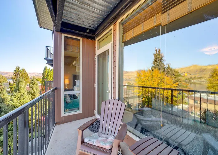 Walk To The Lake: Chelan Condo W/ Mtn Views!
