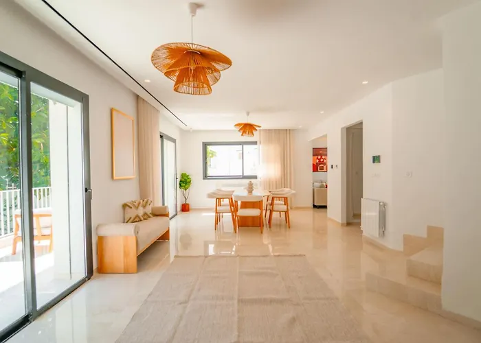 Villa Malaga Luxury For 10 In Central Marsa