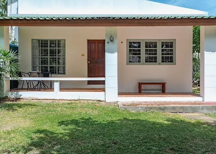 Naiharn Beach Holiday Villa, Rawai Phuket