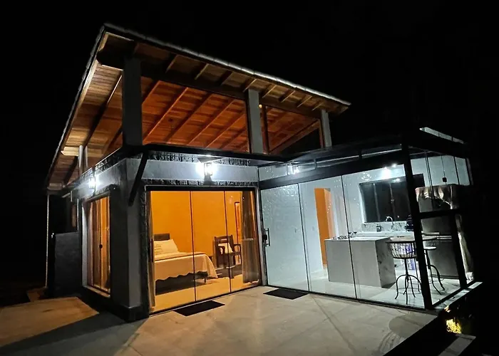 Linda casa de vidro no coração da Mantiqueira