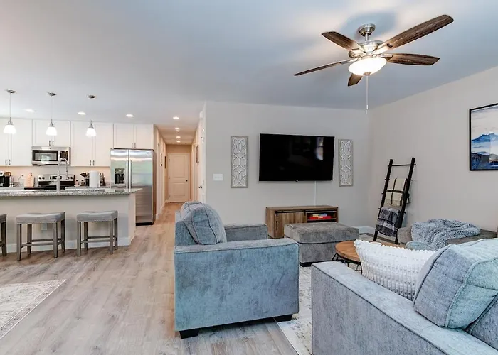 Rustic Chic Mountain Home 15 Min From Dt Asheville