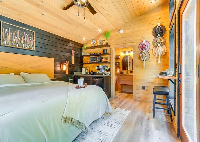 8 Mi To Farragut State Park: Wooded Cabin Escape!