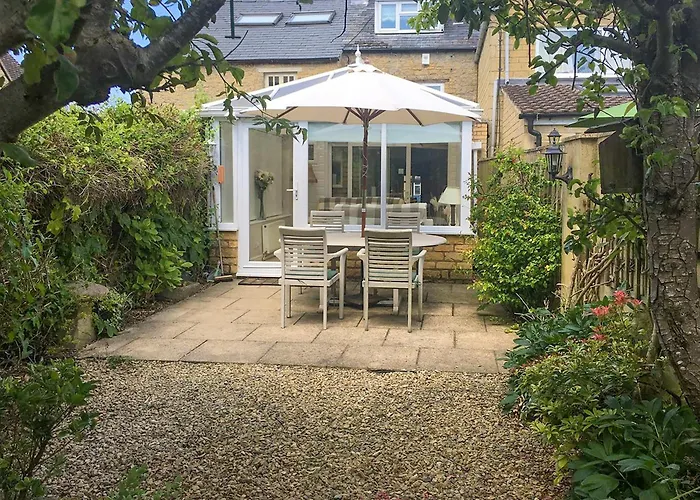 Pet Friendly hotel: Dolls Cottage