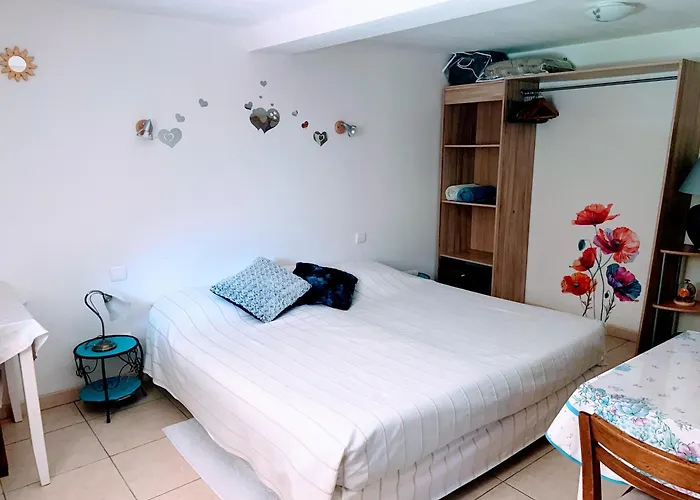 chambre et salle de bain privé s'ouvrant sur terrasse, jardin et cuisine d'été