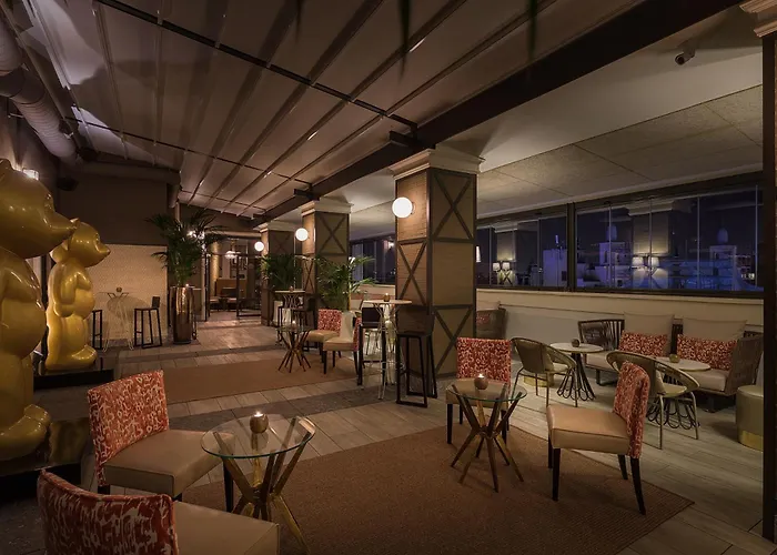 Hotel con piscina: Emperador