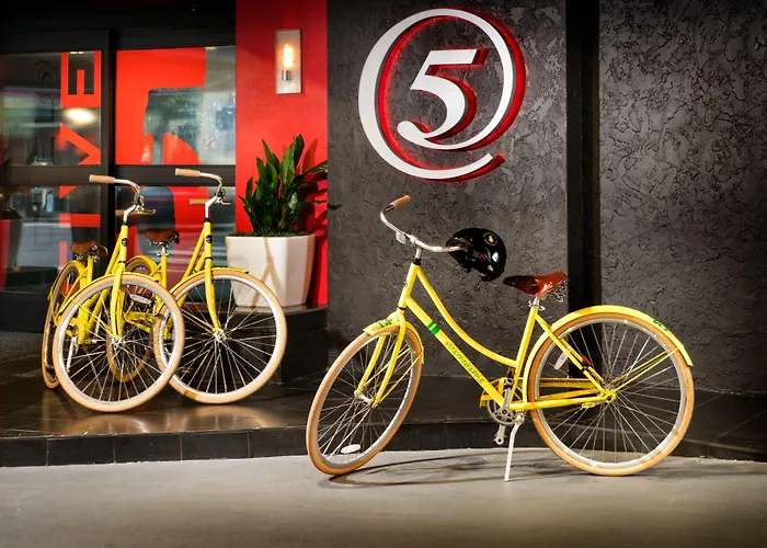 Resort: Staypineapple, Hotel Five, Downtown Seattle