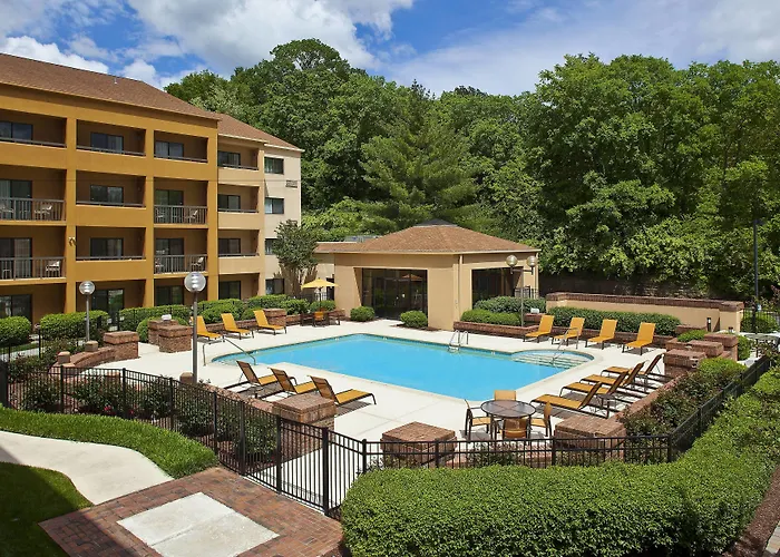 Courtyard By Marriott Airport