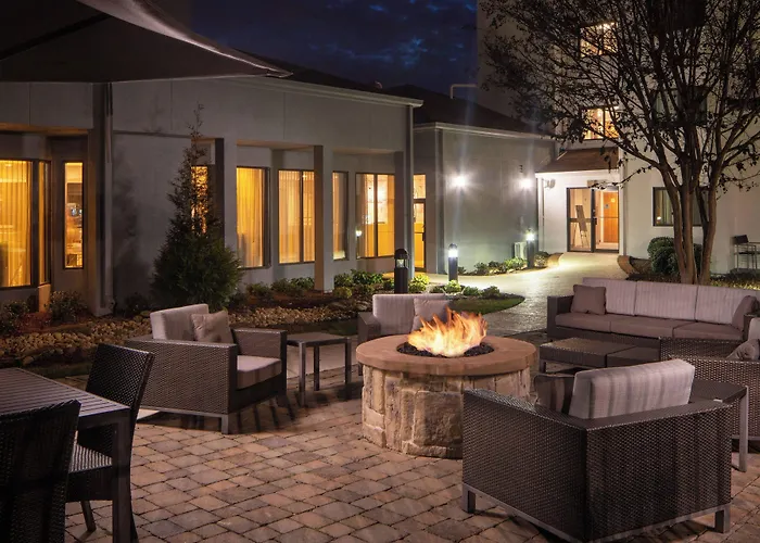 Courtyard By Marriott Airport