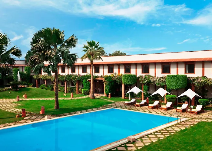 Hotel with pool: Trident Agra