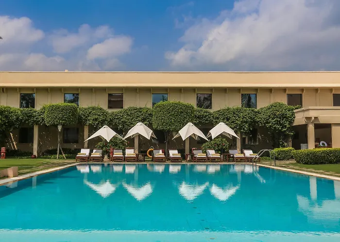 Hotel with pool: Trident Agra