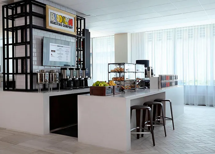 Hotel with pool: New York Marriott At The Brooklyn Bridge