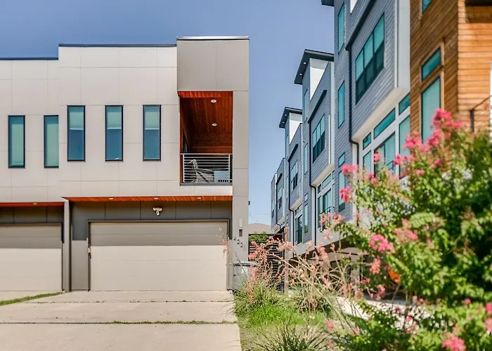 Uptown Modern With Private Patio & 1Gbps Wi-Fi
