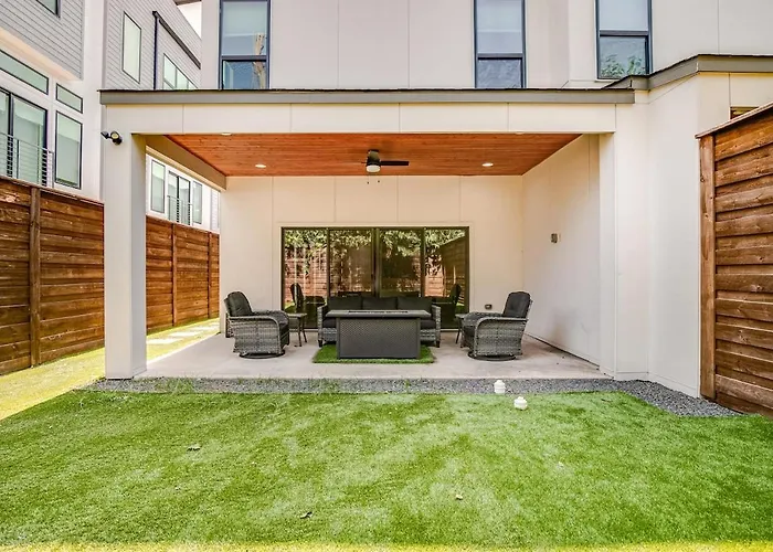 Uptown Modern With Private Patio & 1Gbps Wi-Fi