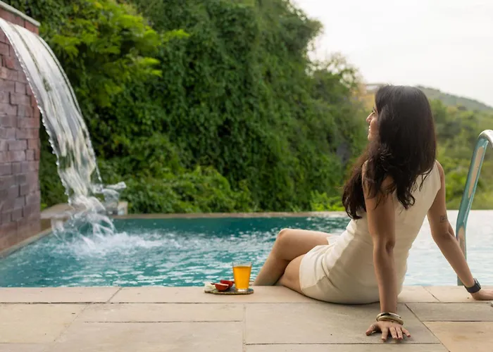 Vacation home: Stayvista'S Sage Scenery - Mountain-View Villa With Infinity Pool & Terrace