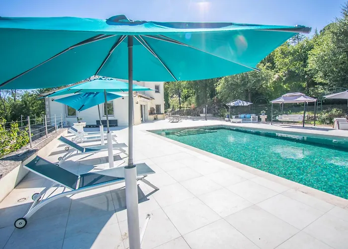 Charmante villa avec grande piscine au calme