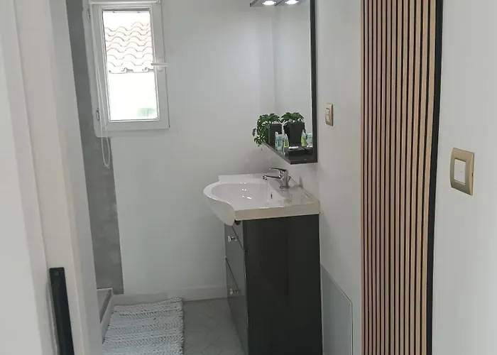MARTIGUES Adorable petite guest house