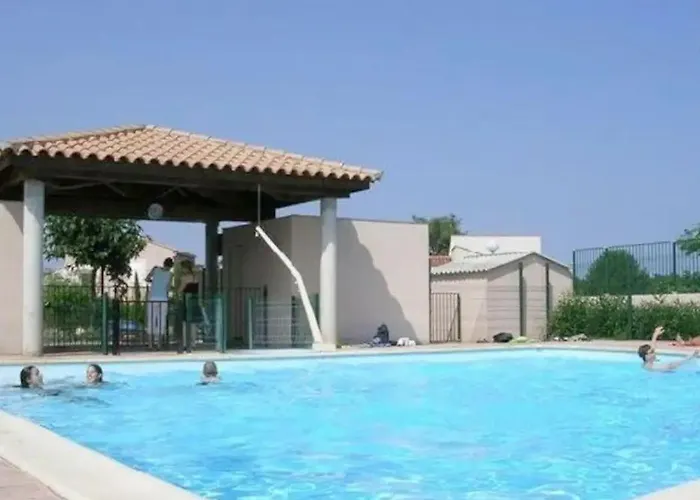 Pavillon 3 chambres avec véranda et climatisation.