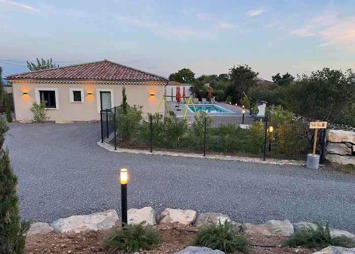 Villa Floria Neuve avec Piscine Privée Chauffée en Sud Ardèche