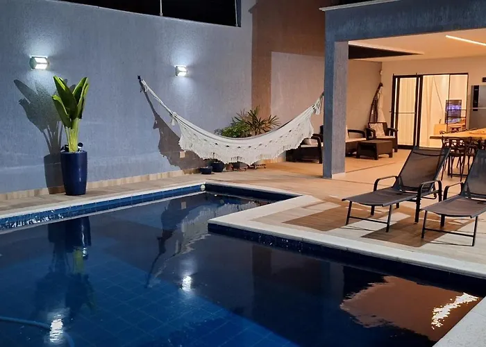 Suíte tripla vista piscina em casa moderna e familiar da Mirian