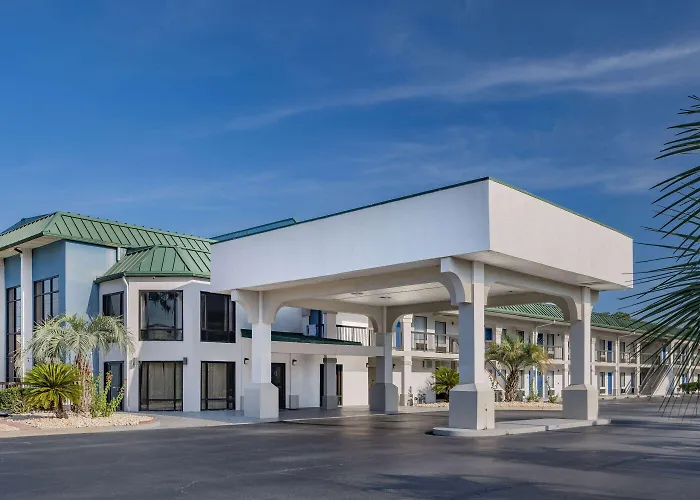 Motel: Days Inn & Suites By Wyndham Savannah Midtown