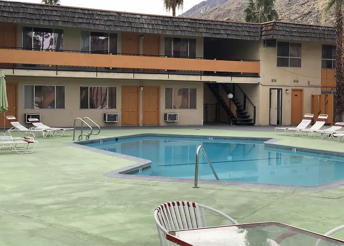 Hotels Close to Airport Desert Lodge