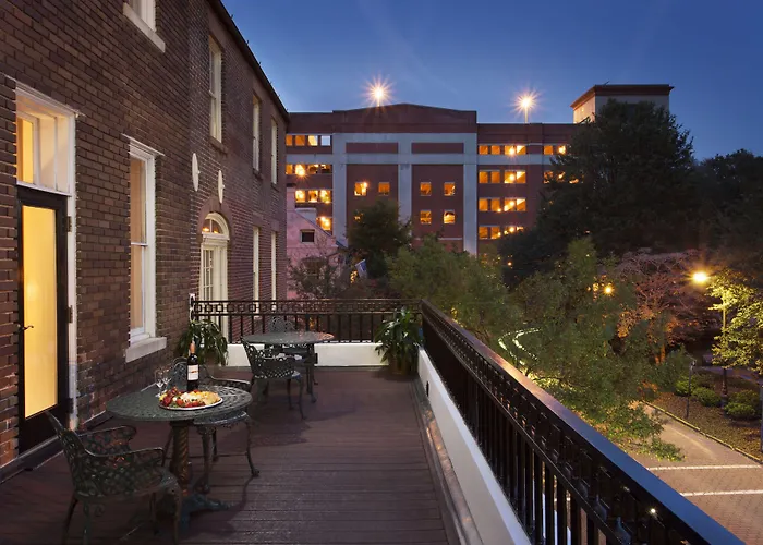 Romantic hotel: Planters Inn On Reynolds Square (Adults Only)
