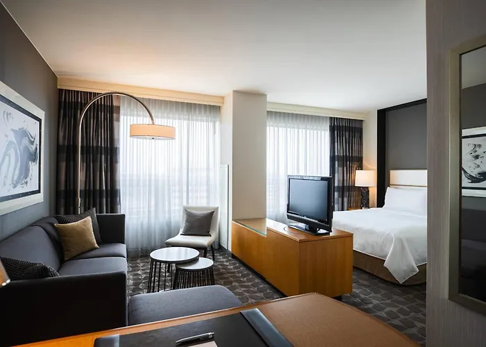 Dog friendly hotels Renaissance Chicago O'Hare Suites