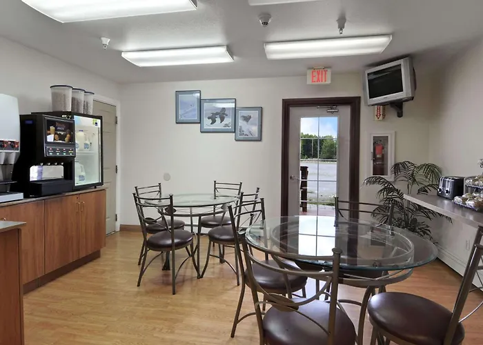 Pet Friendly hotel: Eagle River Microtel