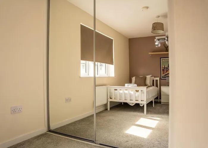 Modern 3Br Glasgow Stay With 3 Bathrooms, Garden & Free Parking