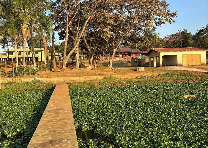 Magnífica Chácara com Fundo para a Represa