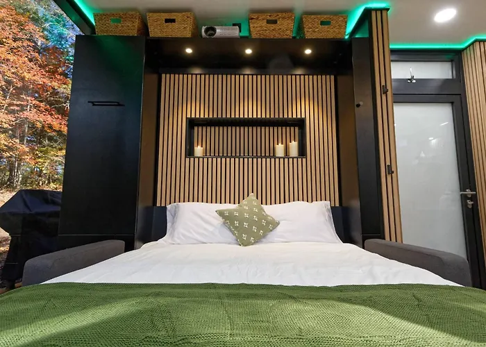 Luxury Mirror House-Private, Hot Tub, 1 Way Glass