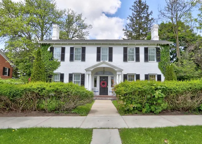 Historic 98 Fire Pit Game Room & Dog Friendly