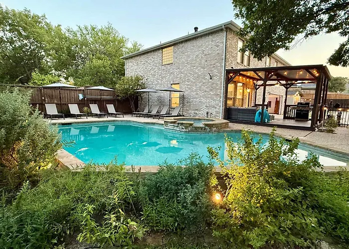 Heated Pool & Spa Mini Golf Bowling Game Room Perfect For Family