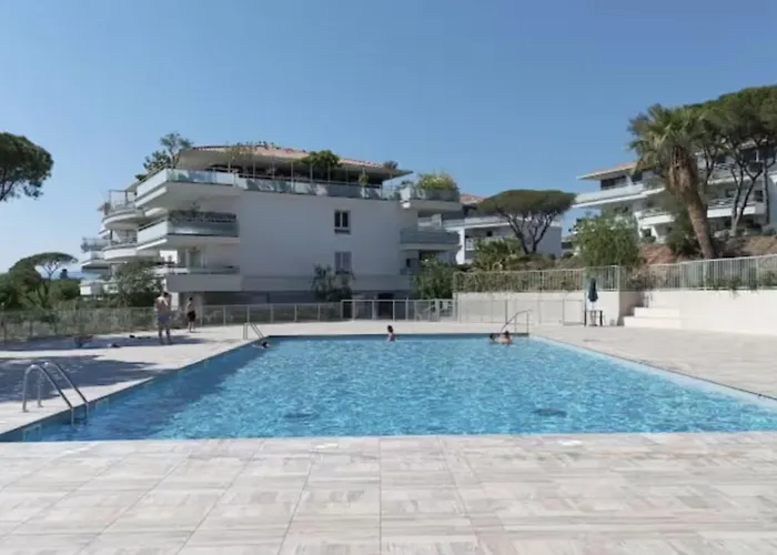 T3 lumineux avec terrasse, parking et piscine