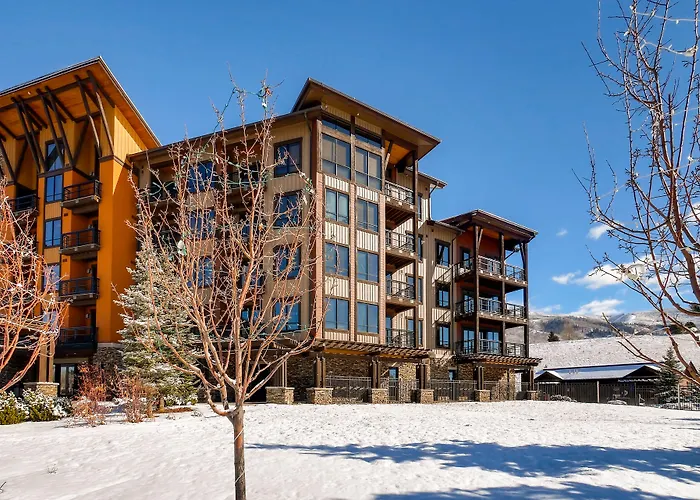 Hotel with pool: Trailhead Lodge