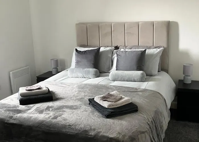 Modern And Stylish 3 Bedroom 2 Bathroom West End House With Free Wifi And Parking