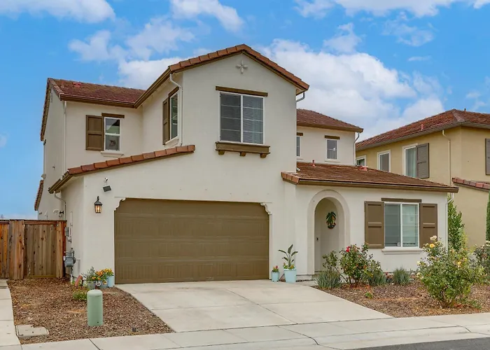 Modern Family Home In Suburbs Of Sacramento!