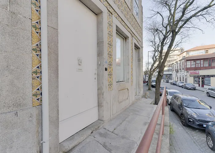 Cosme Apartments By Olala Homes