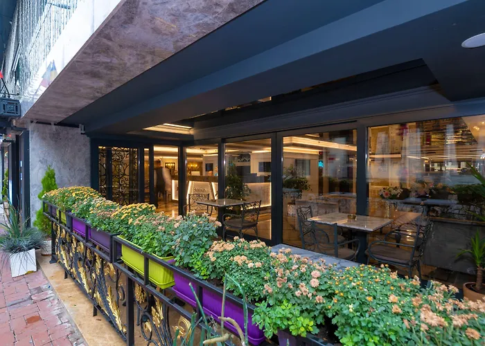 Hotel near College: Skalion Hotel